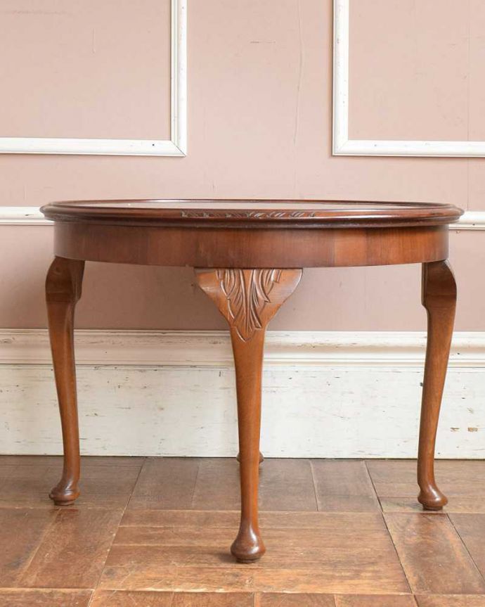 アンティークのテーブル　アンティーク家具　丸い天板が華やかなアンティーク家具、コンパクトサイズのコーヒーテーブル。クルッと回転。(k-1905-f)