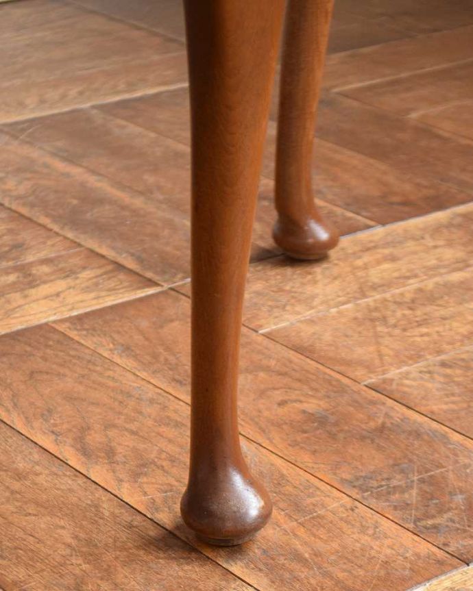 アンティークのテーブル　アンティーク家具　丸い天板が華やかなアンティーク家具、コンパクトサイズのコーヒーテーブル。持ち上げなくても移動できます！Handleのアンティークは、脚の裏にフェルトキーパーをお付けしていますので、床を滑らせて簡単に移動する事が出来ます。(k-1905-f)