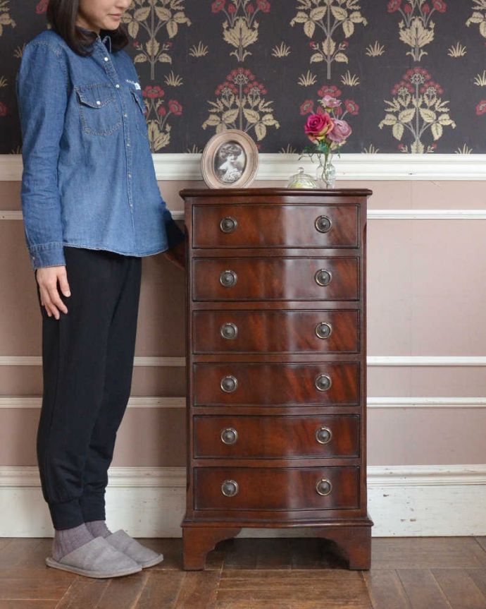 アンティークのチェスト　アンティーク家具　マホガニー材のアンティーク英国輸入家具、美しいチェスト。大人の雰囲気漂う英国スタイルのトールボーイアンティークチェストの中でも細身で背が高いトールボーイは、引き出しがたくさんあって収納がタップリ出来る実力派。(k-1907-f)