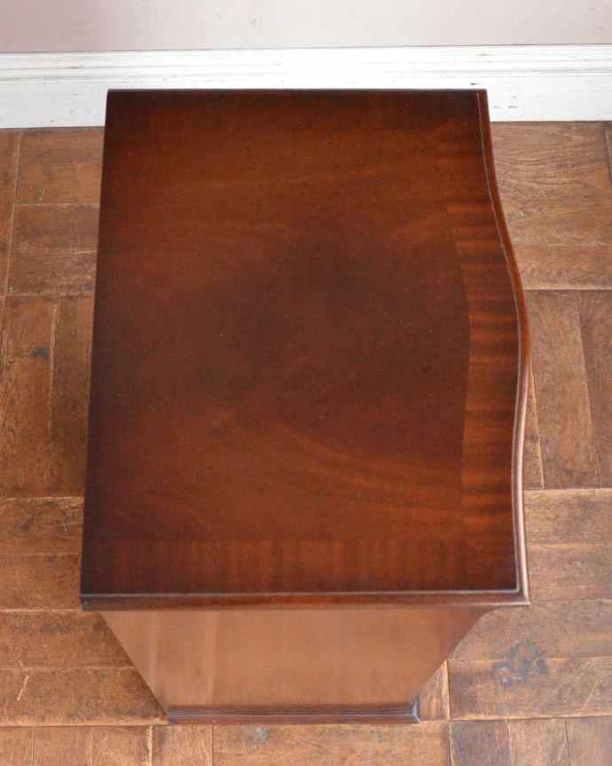 アンティークのチェスト　アンティーク家具　マホガニー材のアンティーク英国輸入家具、美しいチェスト。上から見ると･･･こんな形のチェストです。(k-1907-f)