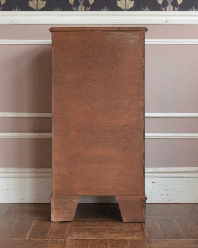 アンティークのチェスト　アンティーク家具　マホガニー材のアンティーク英国輸入家具、美しいチェスト。修復したので後姿もキレイですアンティークは新品ではないので、もちろん経年変化によるキズはありますが、専門の職人がしっかり修復した家具なので後ろ姿もキレイです。(k-1907-f)