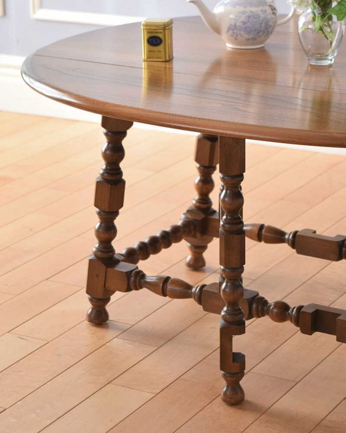 アーコールの家具　アンティーク家具　アーコールのアンティーク家具、伸張式のコーヒーテーブル（ゲートレッグテーブル）。自慢はやっぱりゲート（門）のような脚まるでゲート（門）が開くような脚の形から名前が付けられたゲートレッグテーブル。(k-1908-f)