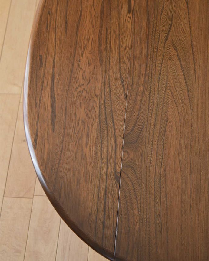 アーコールの家具　アンティーク家具　アーコールのアンティーク家具、伸張式のコーヒーテーブル（ゲートレッグテーブル）。近づいて見てみると･･･時間と手間暇を掛けて職人が丁寧にお直しした天板は、木目も美しいんです。(k-1908-f)