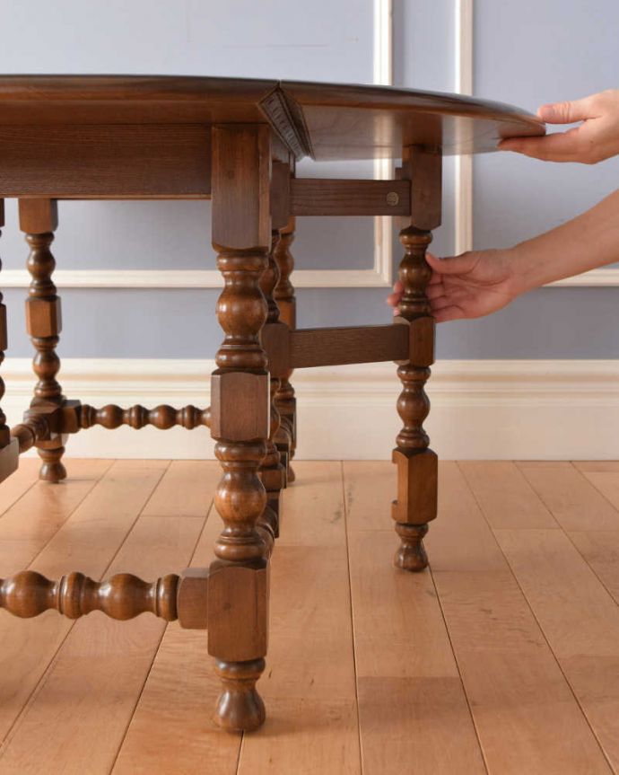 アーコールの家具　アンティーク家具　アーコールのアンティーク家具、伸張式のコーヒーテーブル（ゲートレッグテーブル）。脚を引き出すだけであっという間ゲートのような形をした脚のテーブル。(k-1908-f)