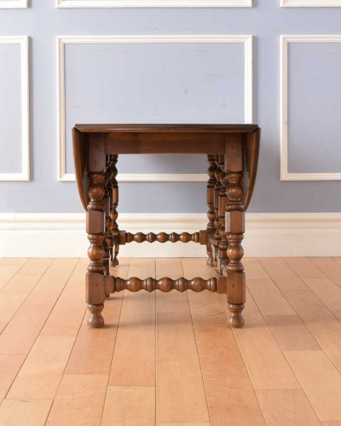 アーコールの家具　アンティーク家具　アーコールのアンティーク家具、伸張式のコーヒーテーブル（ゲートレッグテーブル）。意外にコンパクト昔、使わないとき壁にピタッと付けて収納出来るように作られたテーブル。(k-1908-f)