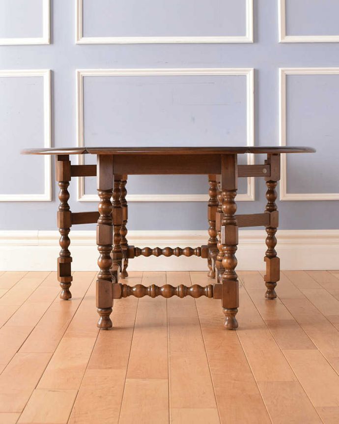 アーコールの家具　アンティーク家具　アーコールのアンティーク家具、伸張式のコーヒーテーブル（ゲートレッグテーブル）。両方開けば大きなサイズゲートレッグテーブルはゲートが開くように作られた脚のデザインも印象的。(k-1908-f)