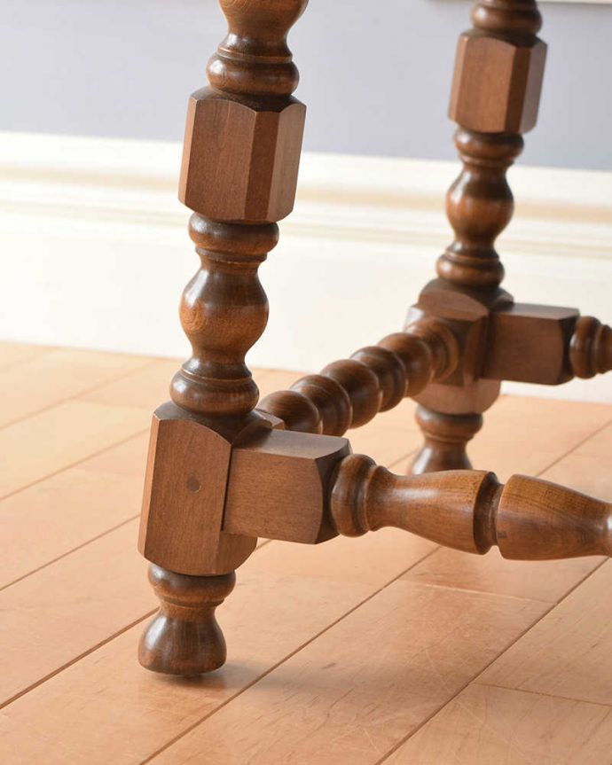 アーコールの家具　アンティーク家具　アーコールのアンティーク家具、伸張式のコーヒーテーブル（ゲートレッグテーブル）。持ち上げなくても移動できます！Handleのアンティークは、脚の裏にフェルトキーパーをお付けしていますので、持ち上げなくても床を滑らせて移動させることが出来ます。(k-1908-f)