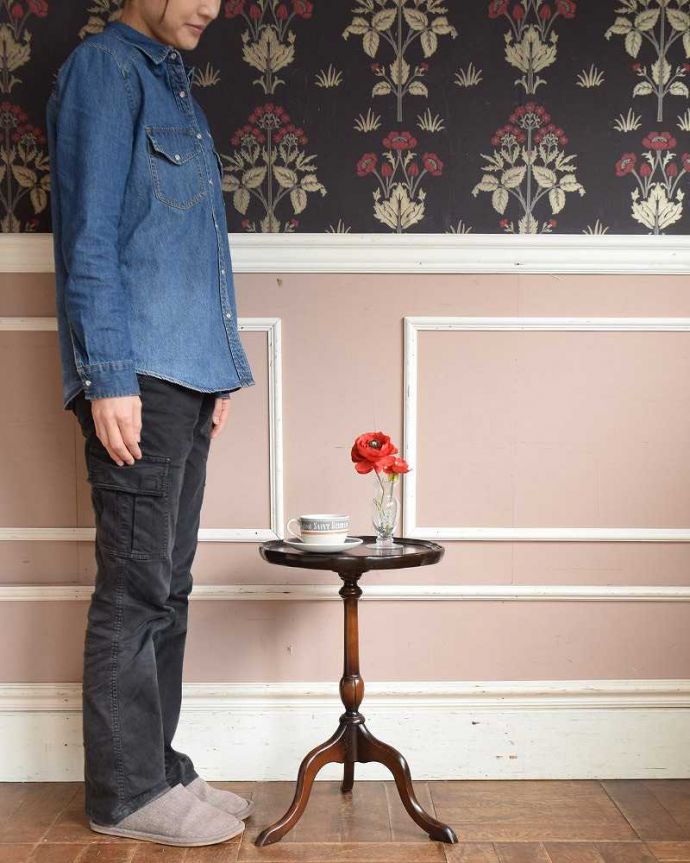 アンティークのテーブル アンティーク家具 英国から届いた小さなアンティーク、トライポットのワインテーブル。移動もラクラク!どこでも使える小さなテーブル持ち運び便利なワインテーブル。(k-1910-f)