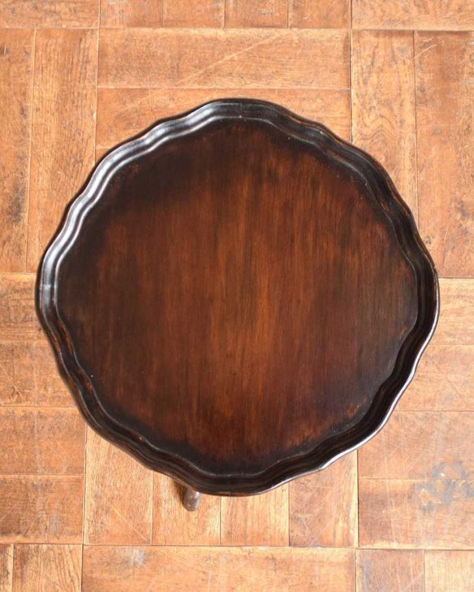 アンティークのテーブル アンティーク家具 英国から届いた小さなアンティーク、トライポットのワインテーブル。天板を上から見ると・・・天板はこんな感じで、ちょっとしたものを乗せて使うのに便利なサイズです。(k-1910-f)