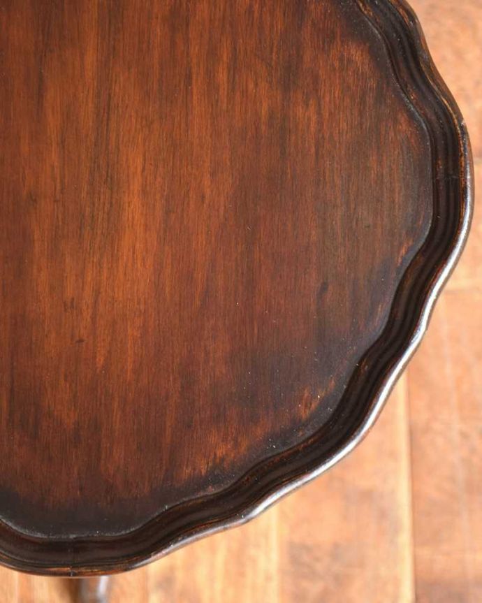 アンティークのテーブル アンティーク家具 英国から届いた小さなアンティーク、トライポットのワインテーブル。近づいて見てみると・・・天板の周りもアンティークらしく美しいデザイン。(k-1910-f)