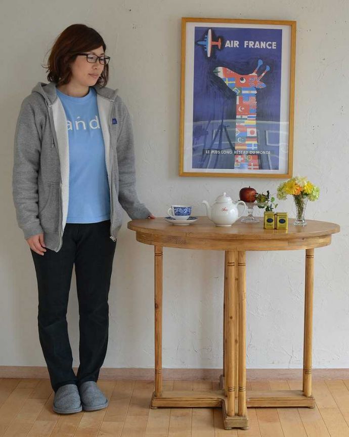 アンティークのテーブル アンティーク家具 クロスした脚がオシャレ!オールドパインのテーブル。ほっこりとした表情に癒されますオールドパイン材のテーブルは、独特の木目が特長。(k-1911k-f)