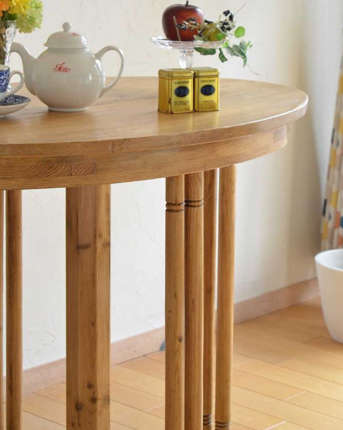 アンティークのテーブル アンティーク家具 クロスした脚がオシャレ!オールドパインのテーブル。スーッと伸びる可愛らしい脚何本もの脚が重なり合って作り上げられるデザイン。(k-1911k-f)