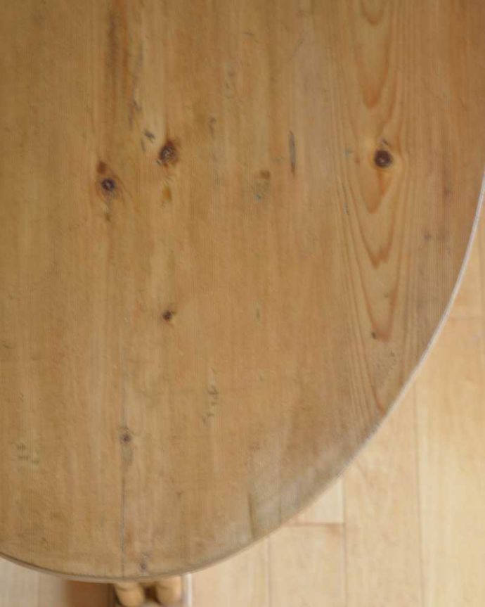 アンティークのテーブル アンティーク家具 クロスした脚がオシャレ!オールドパインのテーブル。オールドパイン材だけが持つ・・・なんとも言えずあたたかい雰囲気。(k-1911k-f)