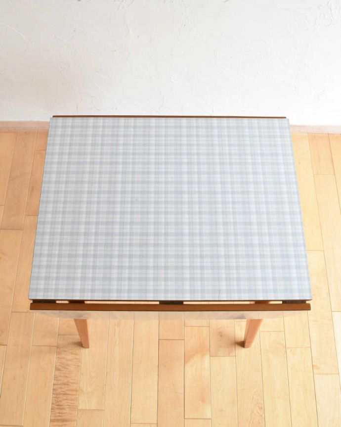 アンティークのテーブル　アンティーク家具　爽やかな北欧スタイルにアンティークのバタフライダイニングテーブル。閉じてみると・・・コンパクトなサイズで、使わないときにはコンソールテーブルとして、壁際に置いておくのもいいかもしれません。(k-1912k-f)