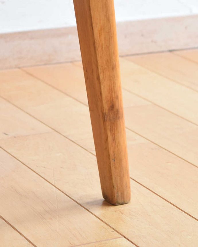 アンティークのテーブル　アンティーク家具　爽やかな北欧スタイルにアンティークのバタフライダイニングテーブル。持ち上げなくても移動できます！Handleのアンティークは、脚の裏にフェルトキーパーをお付けしていますので、持ち上げなくても床を滑らせて移動させることが出来ます。(k-1912k-f)