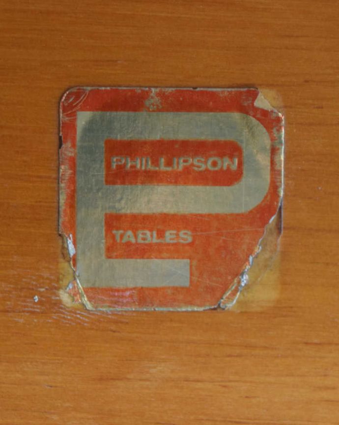 アンティークのテーブル　アンティーク家具　爽やかな北欧スタイルにアンティークのバタフライダイニングテーブル。ロゴが残っていました天板の裏にメーターのタグが残ってました。(k-1912k-f)