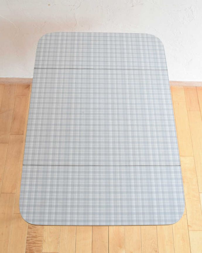 アンティークのテーブル　アンティーク家具　爽やかな北欧スタイルにアンティークのバタフライダイニングテーブル。開くと可愛いチェックの天板が広げると自慢のチェックの天板が広がります。(k-1912k-f)