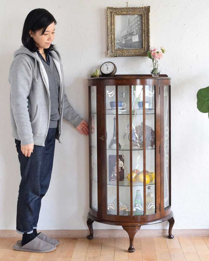 アンティークのキャビネット　アンティーク家具　上品な英国スタイルのガラスキャビネット、ハーフムーンのアンティークショーケース。グルッと180度。(k-1913-f)