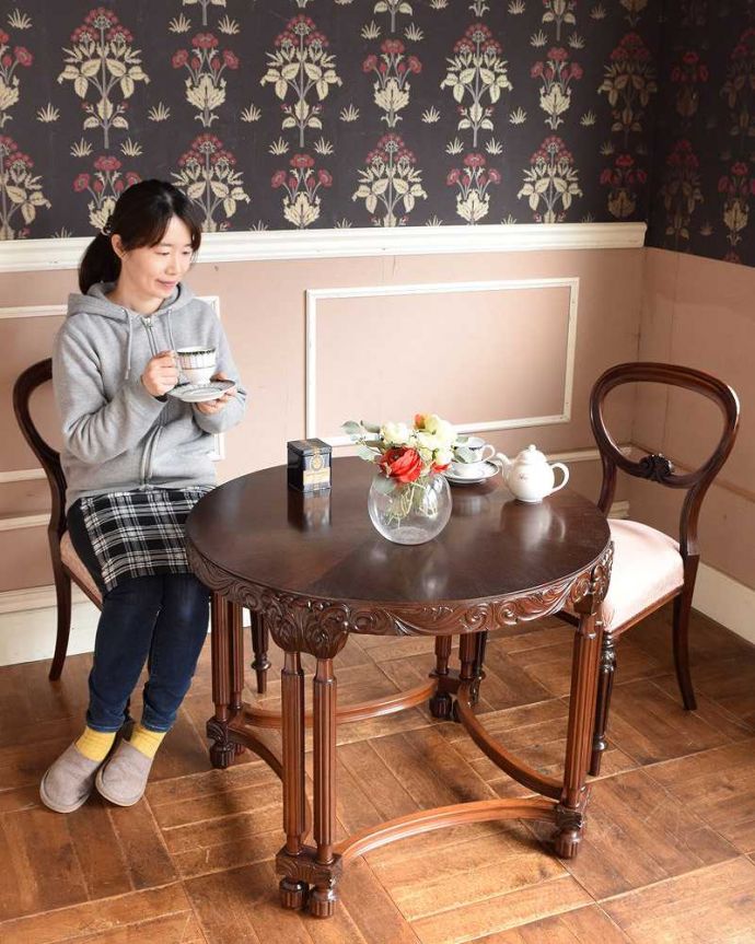 アンティークのテーブル　アンティーク家具　英国輸入の丸テーブル、彫刻が美しいアンティークのオケージョナルテーブル。どんな場所にも似合う英国らしいコーヒーテーブル実用的に使える英国らしいアンティークのコーヒーテーブル。(k-1914k-f)