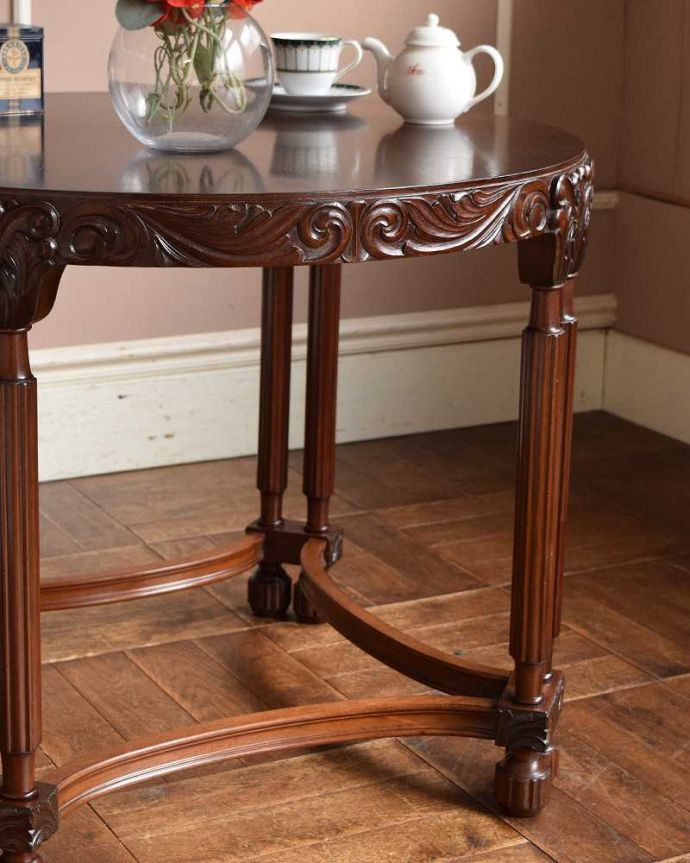 アンティークのテーブル　アンティーク家具　英国輸入の丸テーブル、彫刻が美しいアンティークのオケージョナルテーブル。英国らしく凝った彫りの入った脚脚だけを見ても、アンティークらしさが感じられる凝った彫。(k-1914k-f)