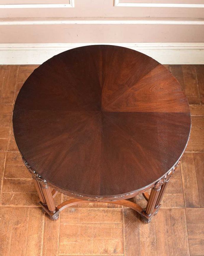 アンティークのテーブル　アンティーク家具　英国輸入の丸テーブル、彫刻が美しいアンティークのオケージョナルテーブル。天板を上から見ると･･･コーヒーテーブルの天板は毎日使う場所だから、しっかり修復しました。(k-1914k-f)