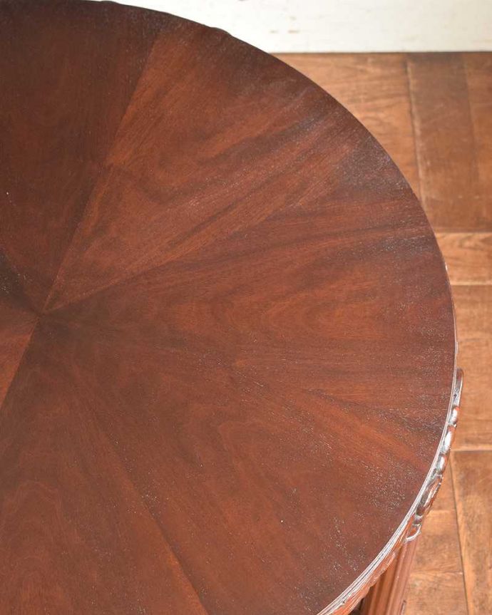 アンティークのテーブル　アンティーク家具　英国輸入の丸テーブル、彫刻が美しいアンティークのオケージョナルテーブル。近づいて見てみると･･･アンティークはもちろん新品ではないので小さなキズや汚れはありますが、キレイにお直ししたので満足して頂ける自信があります！。(k-1914k-f)