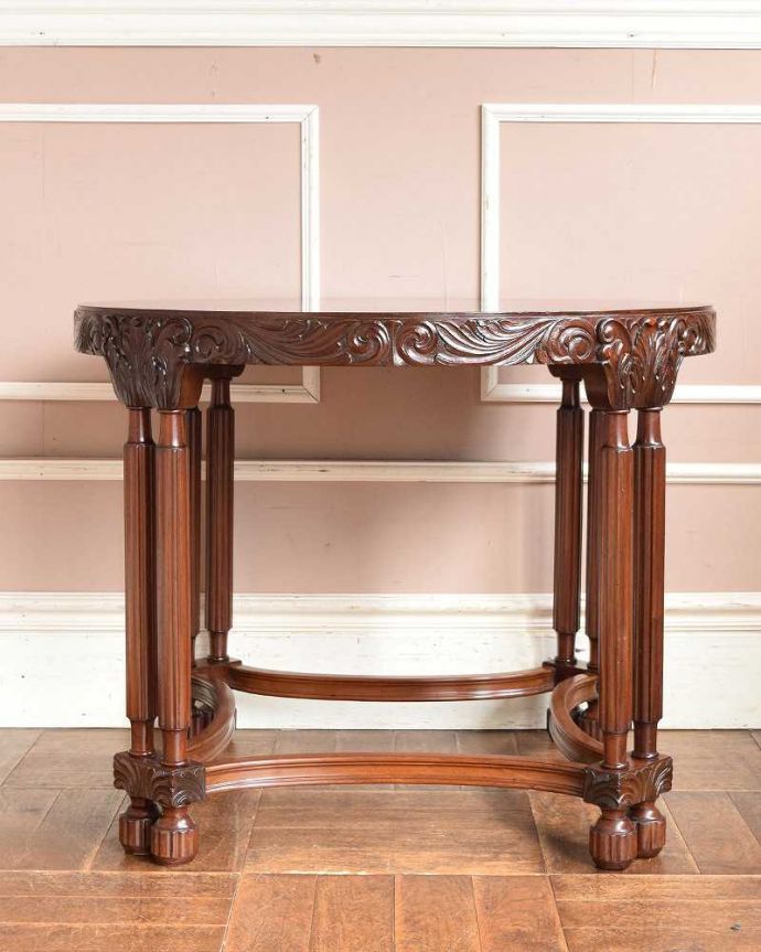 アンティークのテーブル　アンティーク家具　英国輸入の丸テーブル、彫刻が美しいアンティークのオケージョナルテーブル。横から見た姿もステキ横から見るとこんな感じです。(k-1914k-f)