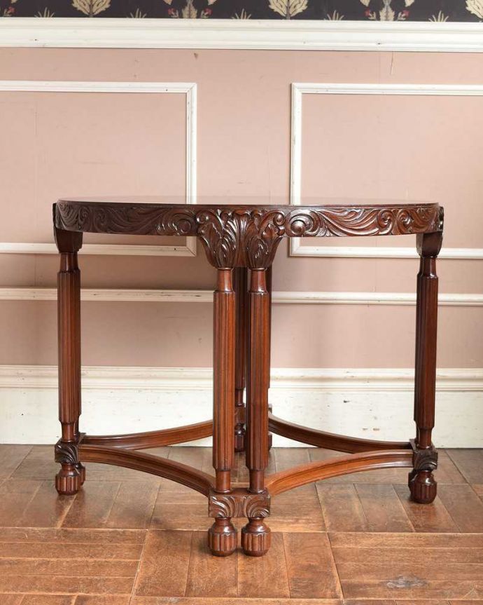 アンティークのテーブル　アンティーク家具　英国輸入の丸テーブル、彫刻が美しいアンティークのオケージョナルテーブル。クルッと回転。(k-1914k-f)