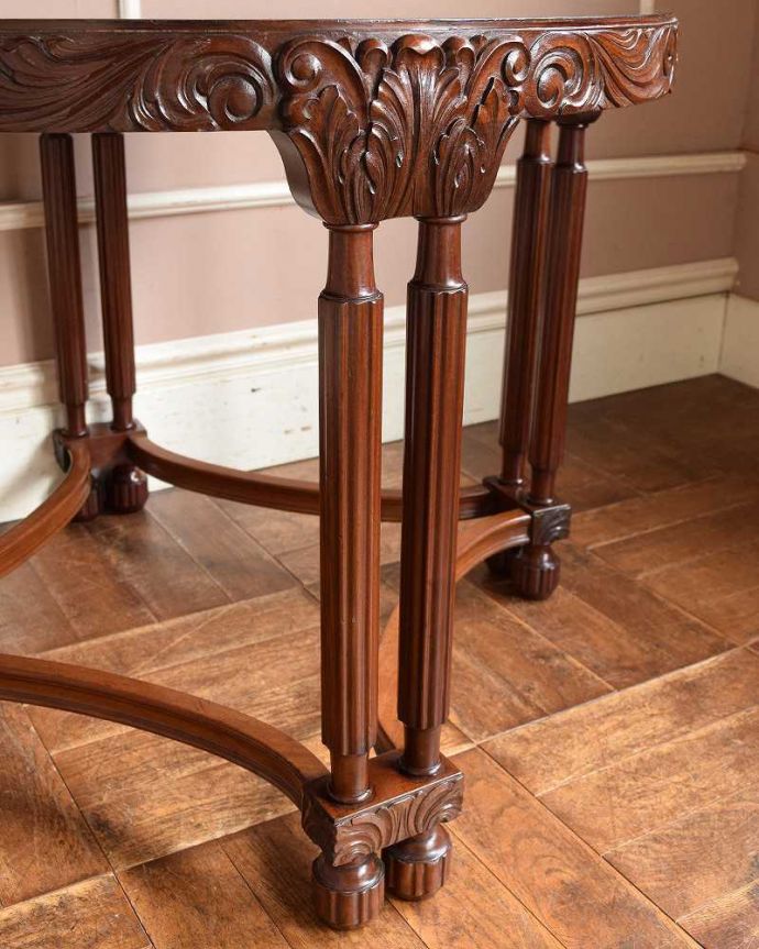 アンティークのテーブル　アンティーク家具　英国輸入の丸テーブル、彫刻が美しいアンティークのオケージョナルテーブル。持ち上げなくても移動できます！Handleのアンティークは、脚の裏にフェルトキーパーをお付けしていますので、床を滑らせて簡単に移動する事が出来ます。(k-1914k-f)