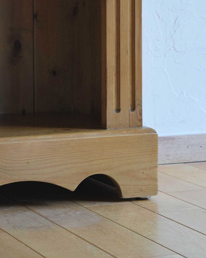 アンティークのキャビネット アンティーク家具 オールドパインのアンティーク家具、イギリスで見つけたオープンブックシェルフ。女性1人でラクラク運べちゃう仕掛けHandleのアンティークは、脚の裏にフェルトキーパーをお付けしています。(k-1915k-f)