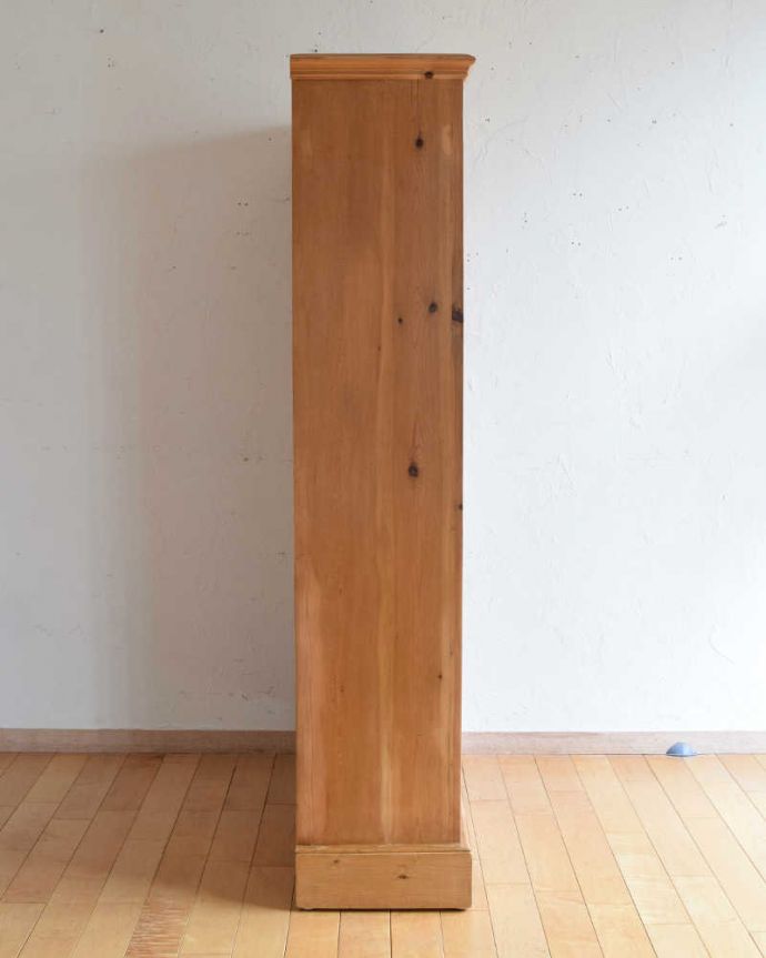 アンティークのキャビネット アンティーク家具 オールドパインのアンティーク家具、イギリスで見つけたオープンブックシェルフ。横から見ても素敵なんですしっかりお直ししてありますので、長くお使いいただけます。(k-1915k-f)