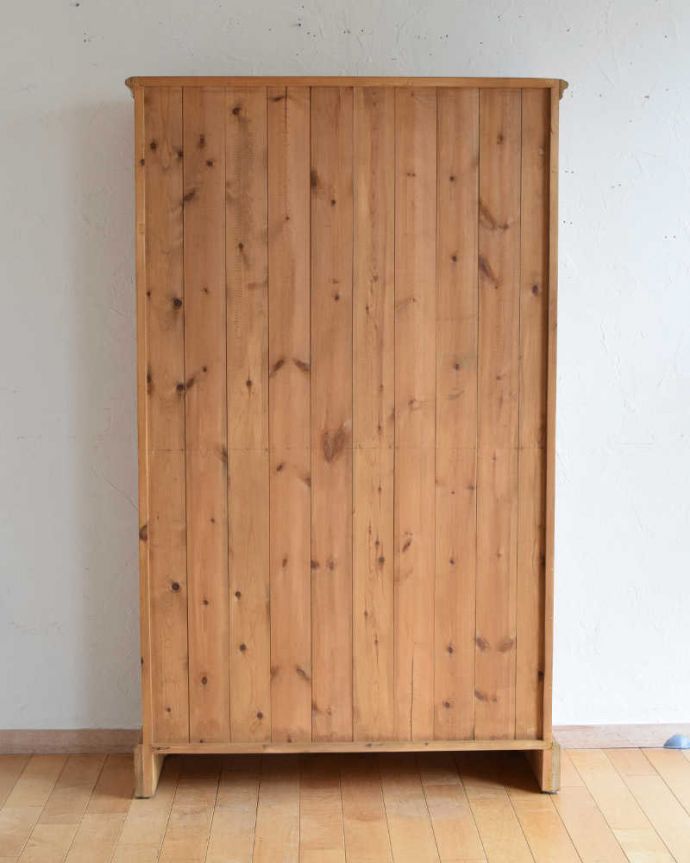 アンティークのキャビネット アンティーク家具 オールドパインのアンティーク家具、イギリスで見つけたオープンブックシェルフ。後ろ姿までキレイですアンティークなので経年変化によるキズはありますが、専門の職人がしっかり修復したのでキレイです。(k-1915k-f)