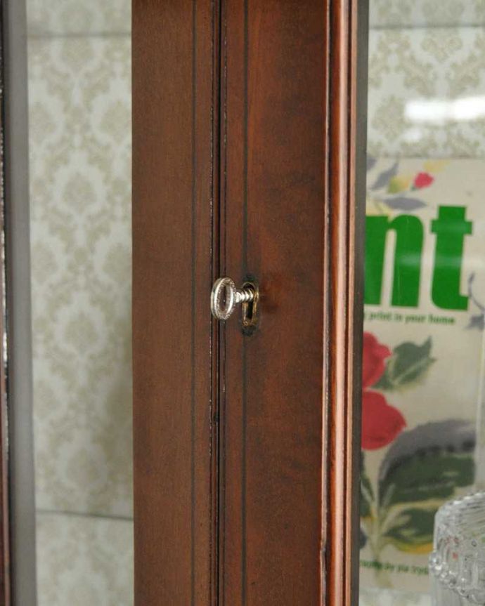 アンティークのキャビネット　アンティーク家具　英国輸入のアンティーク家具、マホガニー材を使ったキャビネット（飾り棚）。開ける度にワクワク取っ手もアンティークらしいデザイン。(k-1916k-f)