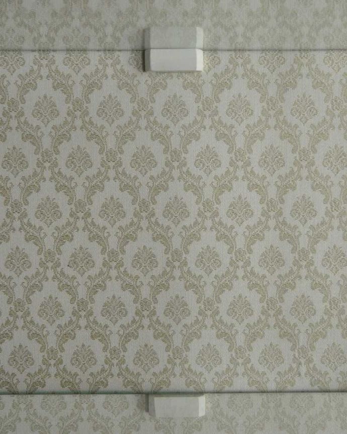 アンティークのキャビネット　アンティーク家具　英国輸入のアンティーク家具、マホガニー材を使ったキャビネット（飾り棚）。キャビネットの雰囲気に合わせて貼り地の模様を選びました。(k-1916k-f)