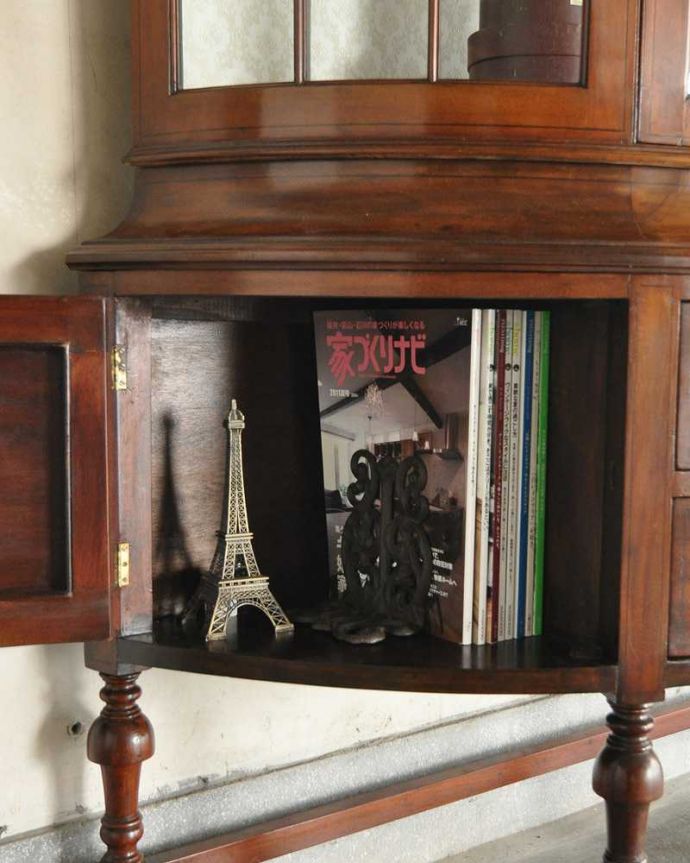 アンティークのキャビネット　アンティーク家具　英国輸入のアンティーク家具、マホガニー材を使ったキャビネット（飾り棚）。たっぷり収納できる実力派A4サイズの雑誌も立てたまま収納できる収納力。(k-1916k-f)