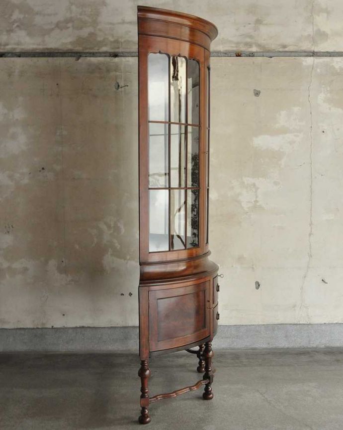 アンティークのキャビネット　アンティーク家具　英国輸入のアンティーク家具、マホガニー材を使ったキャビネット（飾り棚）。横から見ても素敵なんですガラスキャビネットはどこから見ても美しい！いろんな角度から中を見て楽んで下さい。(k-1916k-f)