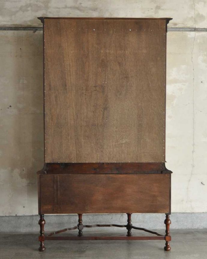 アンティークのキャビネット　アンティーク家具　英国輸入のアンティーク家具、マホガニー材を使ったキャビネット（飾り棚）。後ろ姿もキレイです。(k-1916k-f)