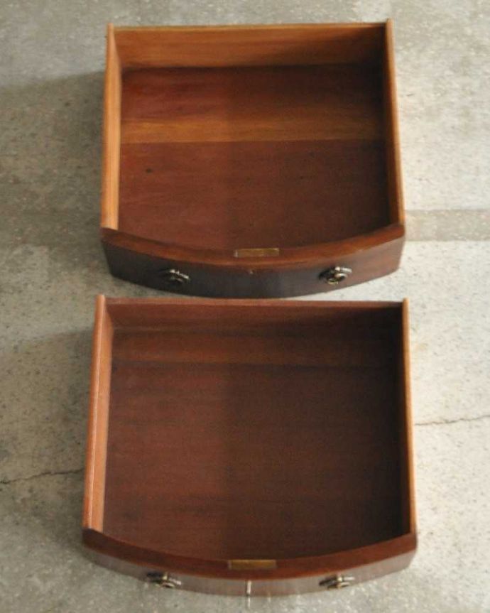 アンティークのキャビネット　アンティーク家具　英国輸入のアンティーク家具、マホガニー材を使ったキャビネット（飾り棚）。。(k-1916k-f)