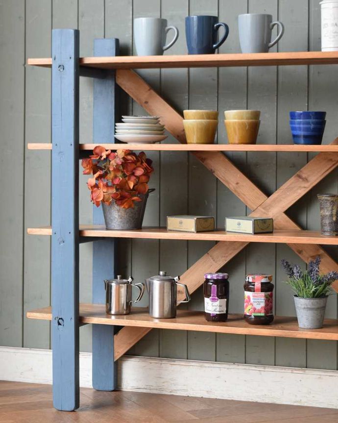 アンティークのキャビネット アンティーク家具 パイン材のアンティーク家具、ペイントのオープンシェルフ(本棚)。タップリ収納出来る実力派見た目の美しさはもちろん、収納力たっぷり。(k-1917k-f)