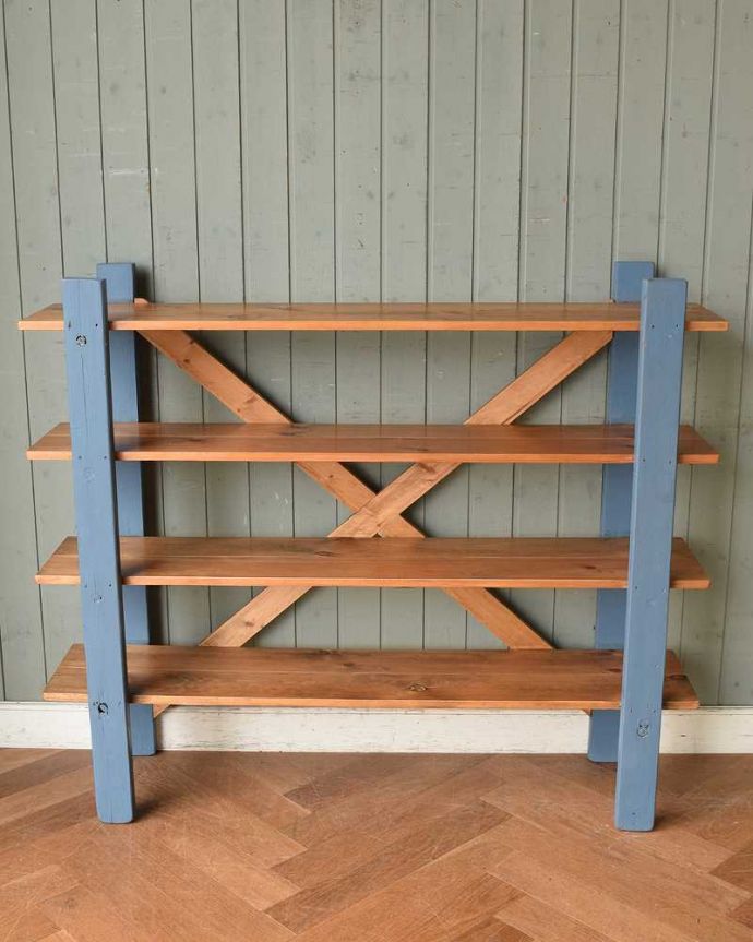 アンティークのキャビネット アンティーク家具 パイン材のアンティーク家具、ペイントのオープンシェルフ(本棚)。しっかりお直ししたのでキレイですペイントの部分以外の棚は、新しくアンティーク風に仕上げました。(k-1917k-f)