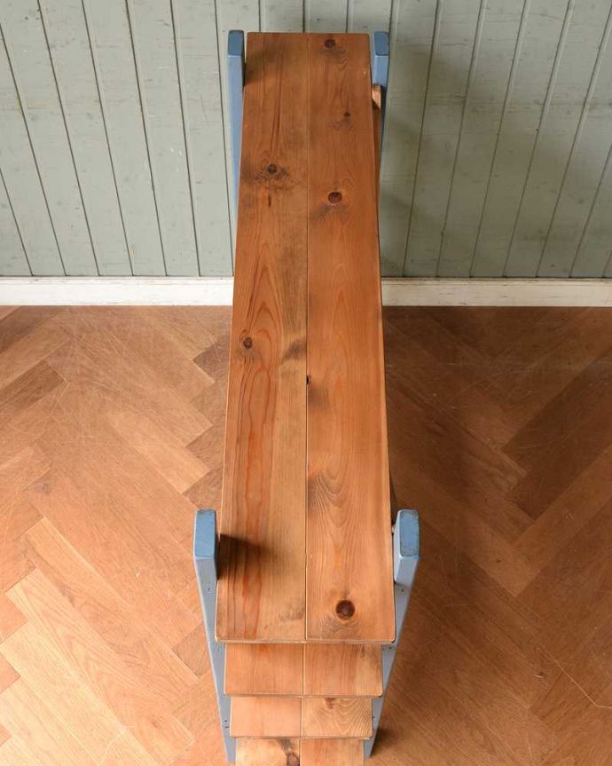 アンティークのキャビネット アンティーク家具 パイン材のアンティーク家具、ペイントのオープンシェルフ(本棚)。天板を上から見てみると・・・アンティーク家具屋らしくアンティークと同じ雰囲気の完璧な仕上げ方。(k-1917k-f)