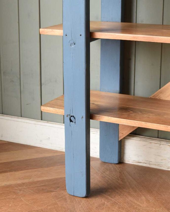 アンティークのキャビネット アンティーク家具 パイン材のアンティーク家具、ペイントのオープンシェルフ(本棚)。女性1人でラクラク運べちゃうんですHandleのアンティークは、脚の裏にフェルトキーパーをお付けしています。(k-1917k-f)