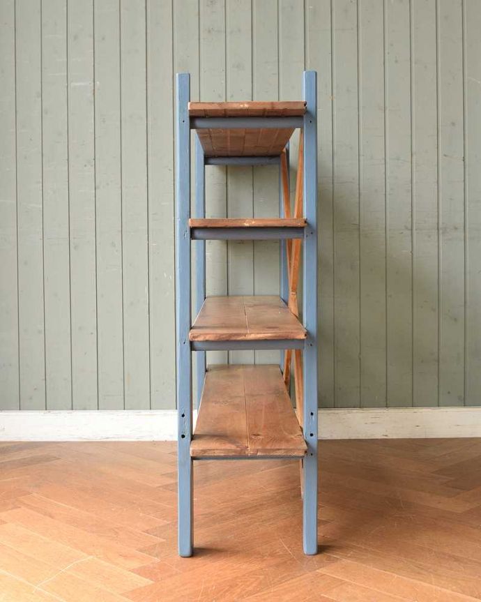 アンティークのキャビネット アンティーク家具 パイン材のアンティーク家具、ペイントのオープンシェルフ(本棚)。横から見ても素敵なんですもちろん、横から見てもキレイに仕上がっているので、いろんな場所に置いて使って下さい。(k-1917k-f)