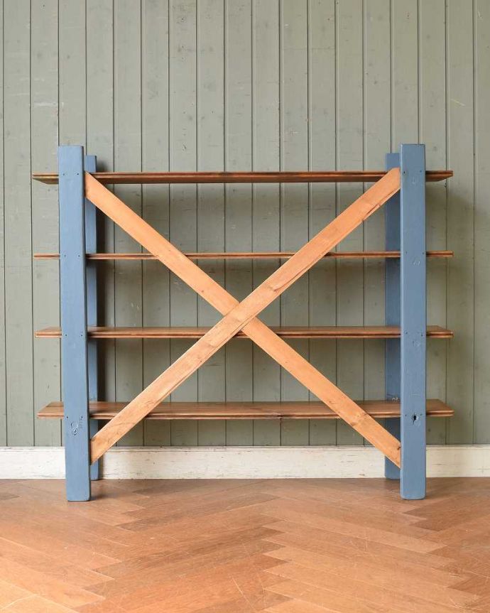 アンティークのキャビネット アンティーク家具 パイン材のアンティーク家具、ペイントのオープンシェルフ(本棚)。もちろん後ろ姿も自信アリアンティークは新品ではないので、経年変化によるキズはありますが、専門の職人がキレイにお直しをしているので、後ろ姿にも自信があります。(k-1917k-f)