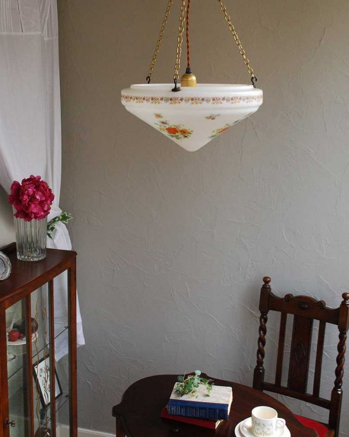 シャンデリア　照明・ライティング　お花模様が可愛いアンティークハンギングボウル（Ｅ26球付）。お部屋の主役になるほどの存在感です。(k-1918-z)