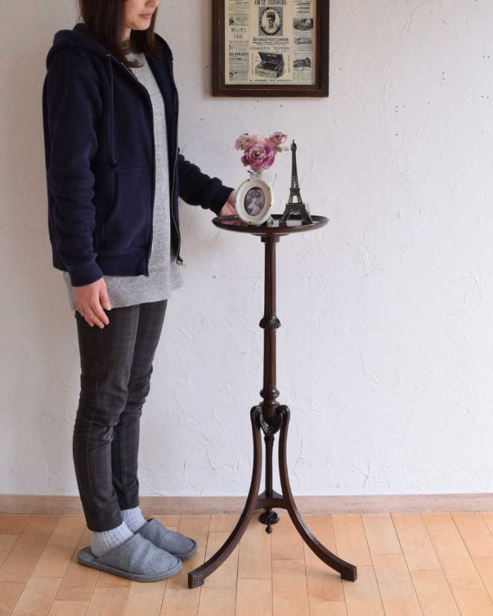 プランツスタンド・ケーキスタンド　アンティーク家具　英国から届いた優雅なアンティーク、脚の装飾が美しいマホガニー材のプランツスタンド。スラッと背が高く美しいプランツスタンドアンティーク家具の中でもさらに贅沢なアンティーク。(k-1918k-f)