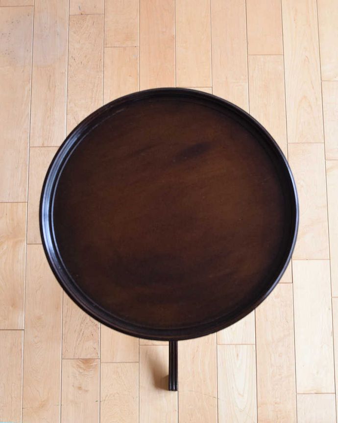 プランツスタンド・ケーキスタンド　アンティーク家具　英国から届いた優雅なアンティーク、脚の装飾が美しいマホガニー材のプランツスタンド。上から見ると･･･天板の形はこんな感じです。(k-1918k-f)