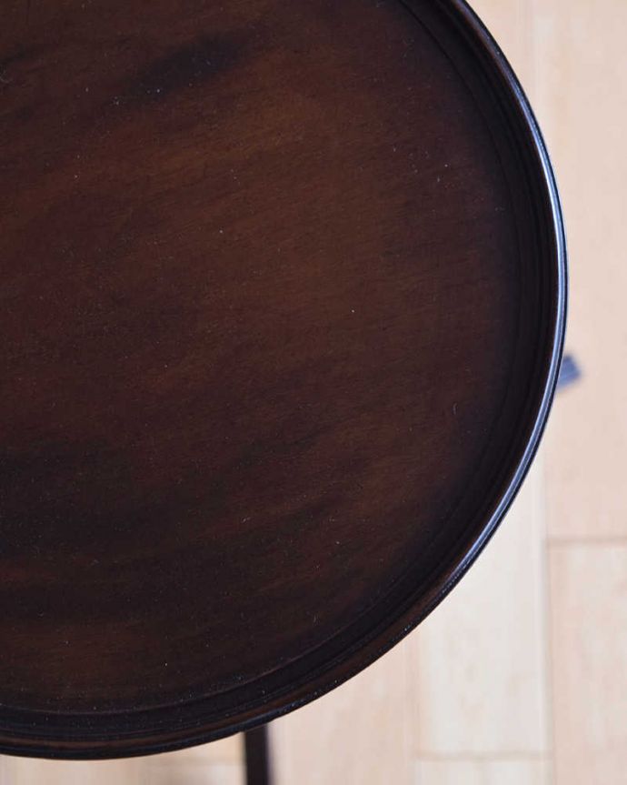 プランツスタンド・ケーキスタンド　アンティーク家具　英国から届いた優雅なアンティーク、脚の装飾が美しいマホガニー材のプランツスタンド。天板を近くで見てみると･･･近くで見ると、うっとりするくらいに綺麗です。(k-1918k-f)