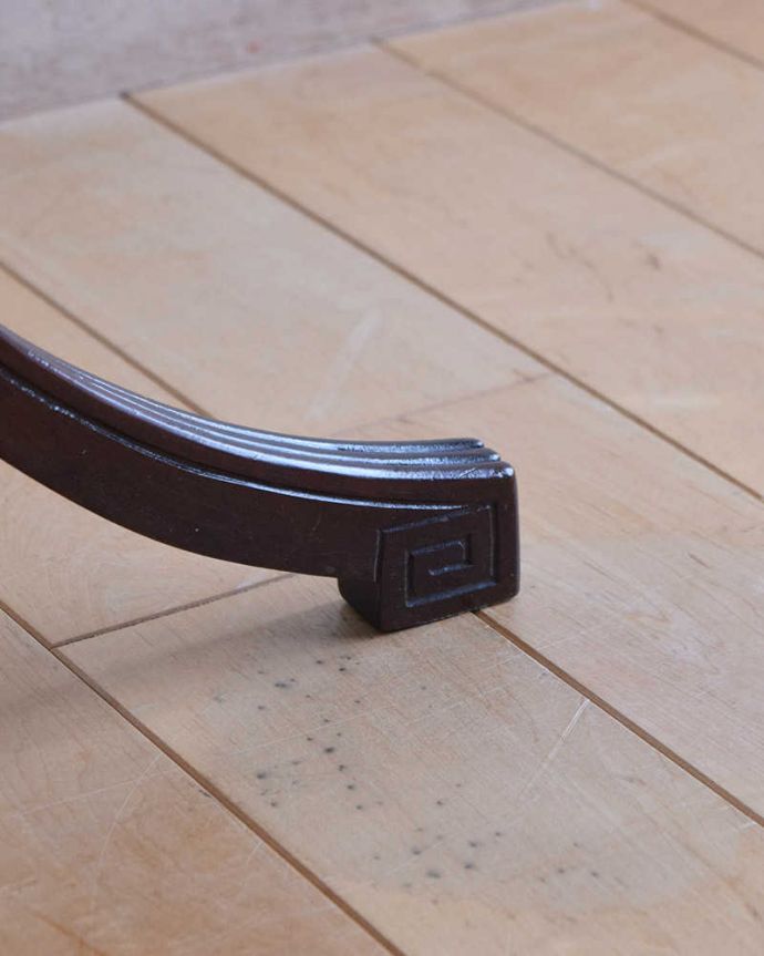 プランツスタンド・ケーキスタンド　アンティーク家具　英国から届いた優雅なアンティーク、脚の装飾が美しいマホガニー材のプランツスタンド。持ち上げなくても移動できますHandleのアンティーク家具の脚の裏にはフェルトキーパーをお付けしているので、床を滑らせてラクに移動できます。(k-1918k-f)