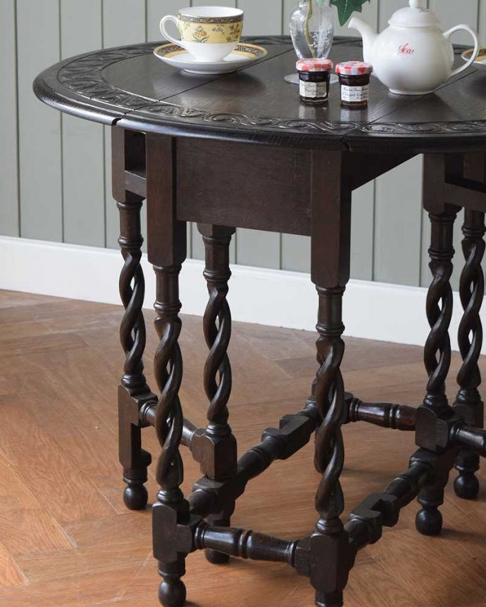 アンティークのテーブル　アンティーク家具　英国伝統のアンティーク家具、天板の彫刻が美しい伸張式のゲートレッグテーブル 。自慢はやっぱりゲート（門）のような脚まるでゲート（門）が開くような脚の形から名前が付けられたゲートレッグテーブル。(k-1919-f)